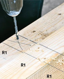 Forbor i rammedelene til utebod byggesett Forbor de vannrette rammedelene til utebodens loddrette lektene